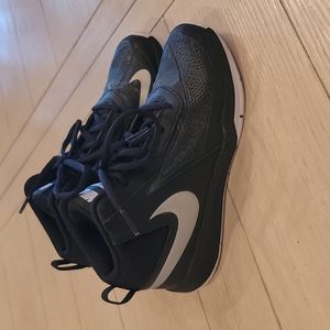 Youth basketball shoes
